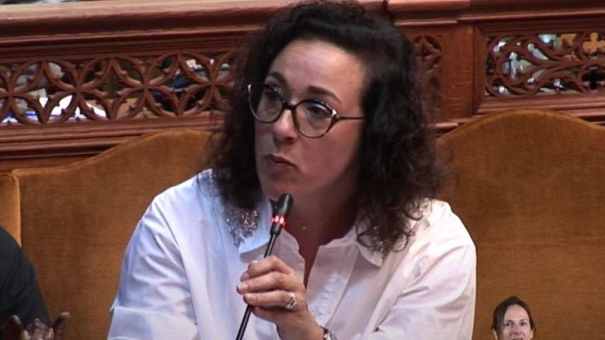 La consellera socialista Jona Maria Adrover en el pleno.