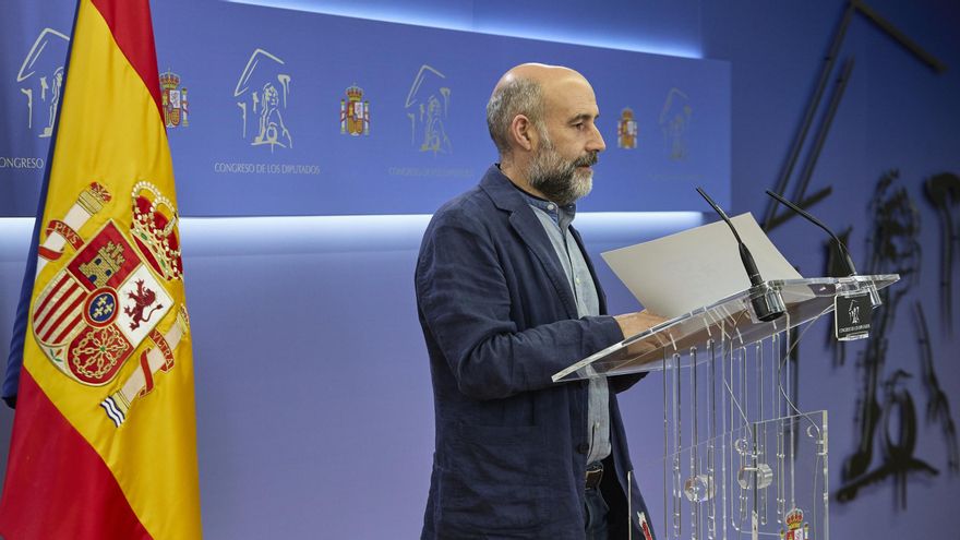 El diputado del BNG en el Congreso, Néstor Rego, interviene en una rueda de prensa anterior a una Junta de Portavoces, en el Congreso de los Diputados, a 28 de junio de 2022, en Madrid (España).