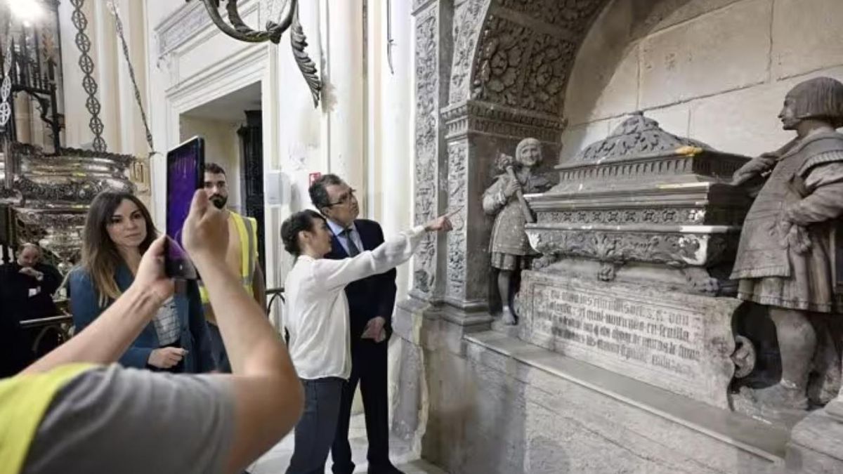 La restauradora está empleando, por primera vez en una intervención patrimonial en la catedral de Murcia, un dron fotogramétrico de alta resolución