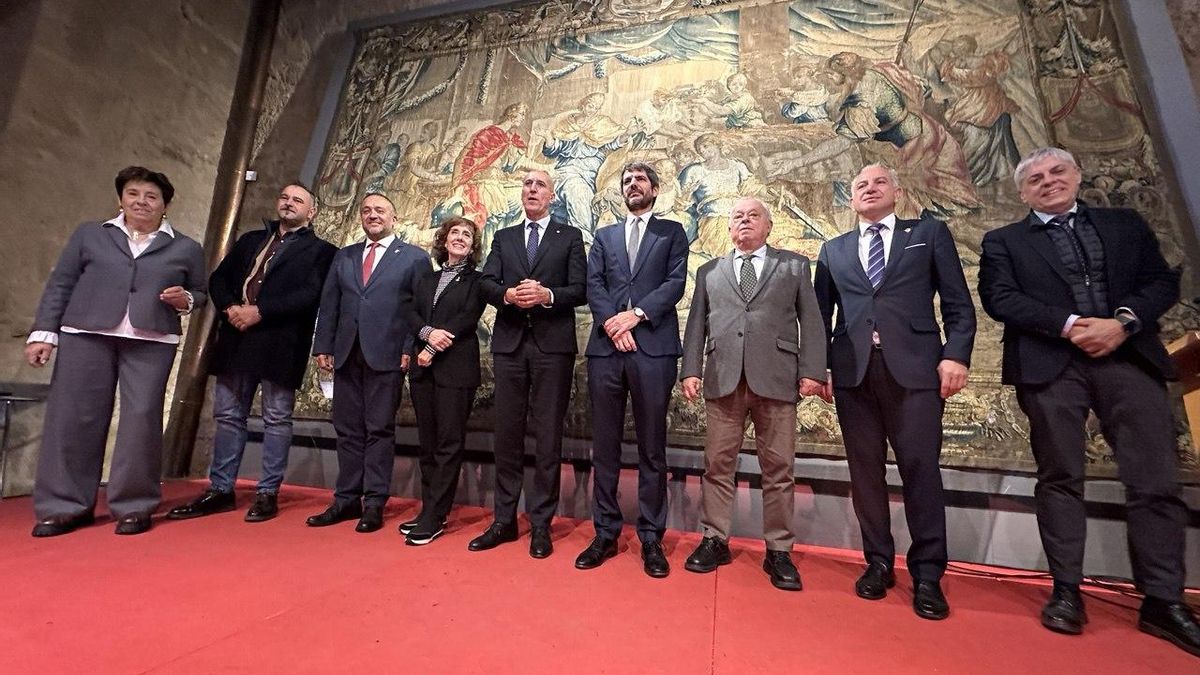 Autoridades durante la presentación del 'preproyecto' de rehabilitación del Teatro Emperador de León.