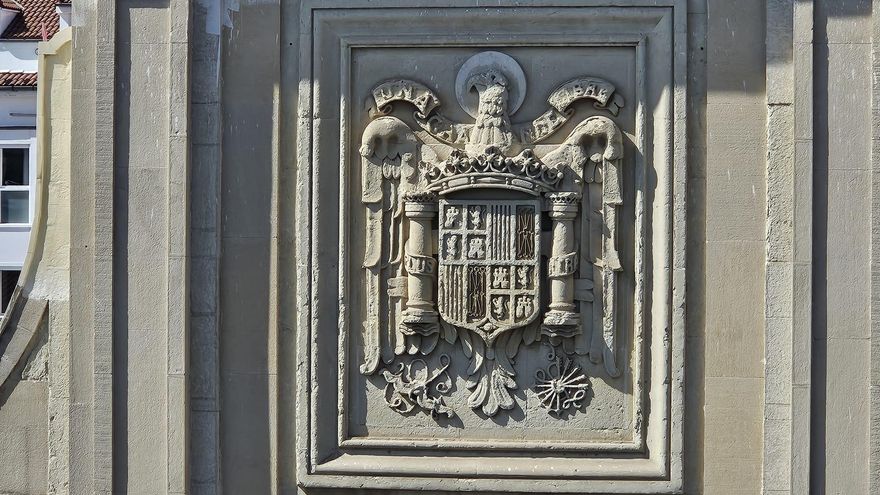 El Gobierno inicia los trabajos para "destruir completamente" el último gran escudo franquista visible en las calles de Vitoria