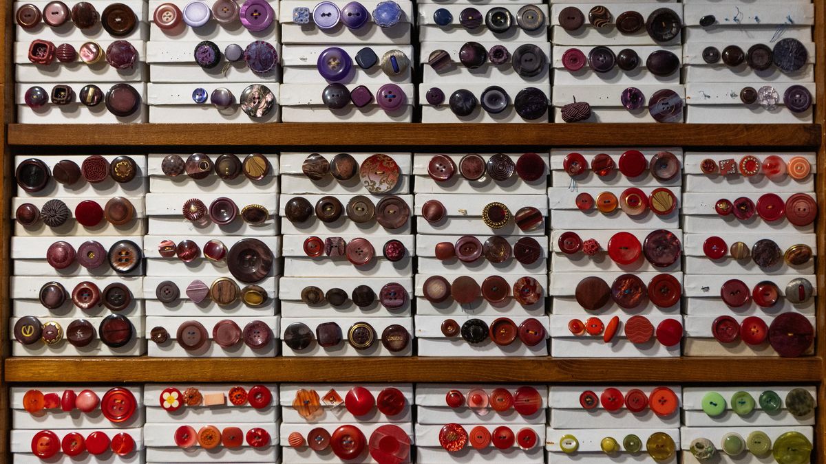 Pared repleta de botones que caracterizaba Ca Donya Àngela