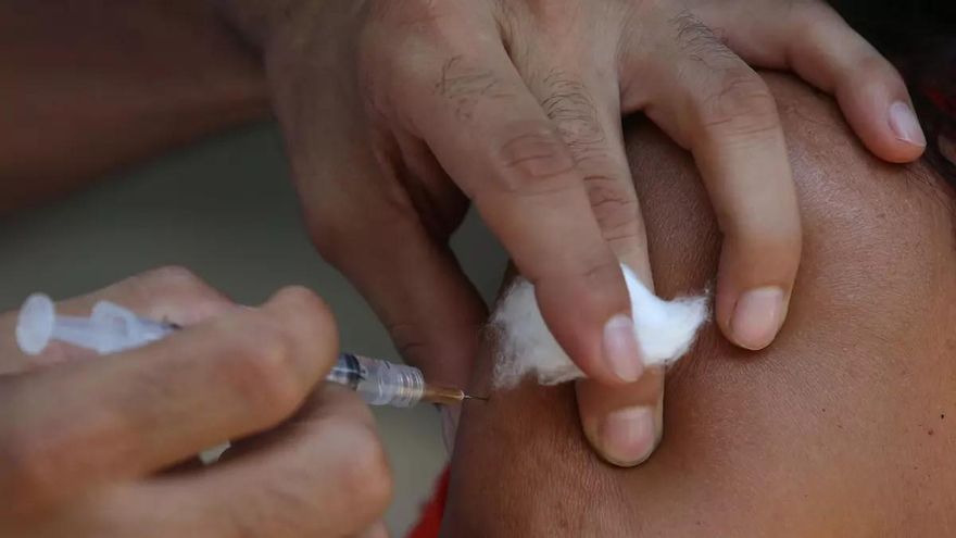 Asturias refuerza la vacunación de los mayores de 60 años con enfermedades avanzadas frente al virus respiratorio sincitial