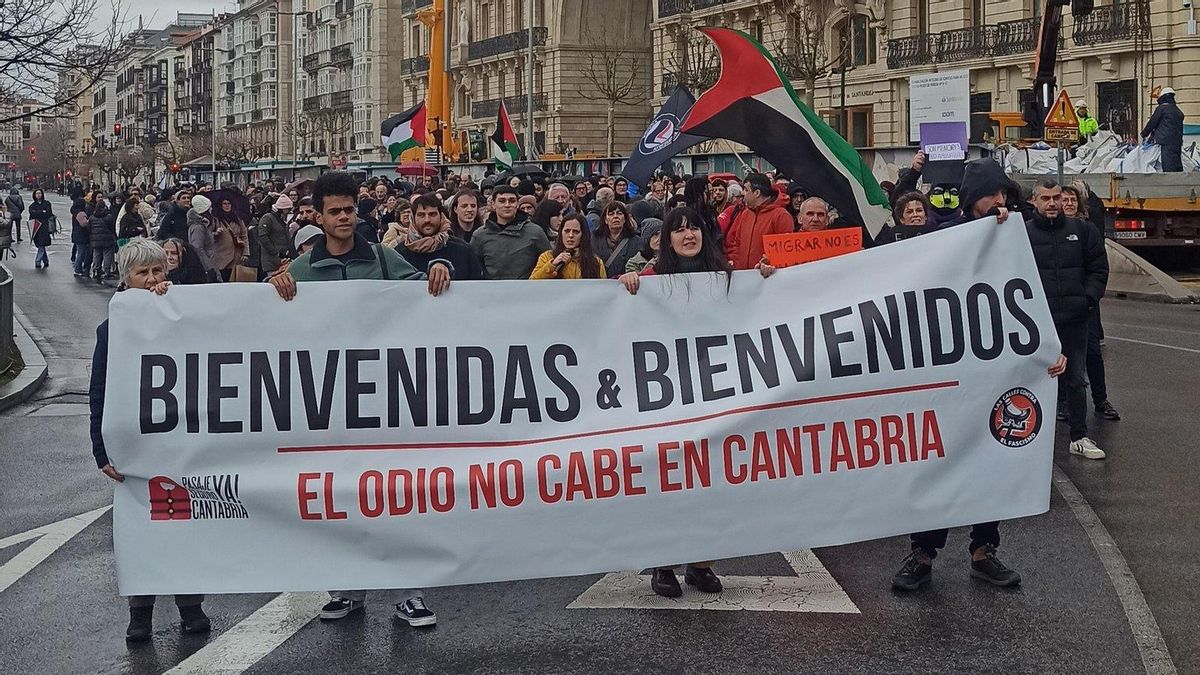 Cuatrocientas personas recorren Santander para dar la bienvenida a Cantabria a los menores migrantes