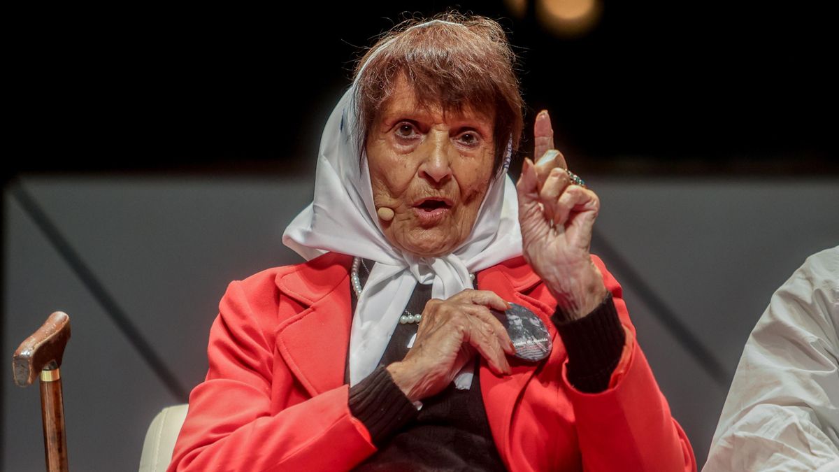 La activista e integrante de la ONG Madres de Plaza de Mayo Línea Fundadora, Taty Almeida, durante un acto en Madrid en 2023.