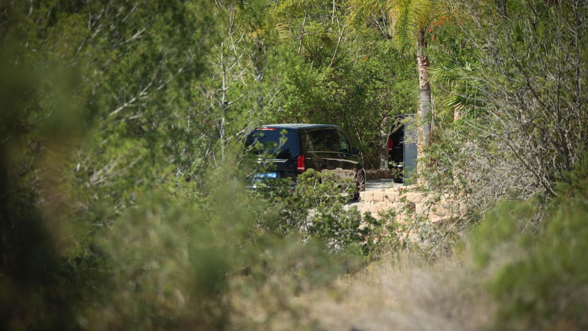 La Policia desmantella una festa il·legal amb més de 250 persones a la vila de luxe de la casolana dels famosos