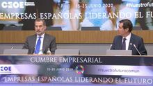 El rey Felipe VI junto al presidente de la CEOE, Antonio Garamendi, en la cumbre empresarial 'Empresas españolas liderando el futuro'