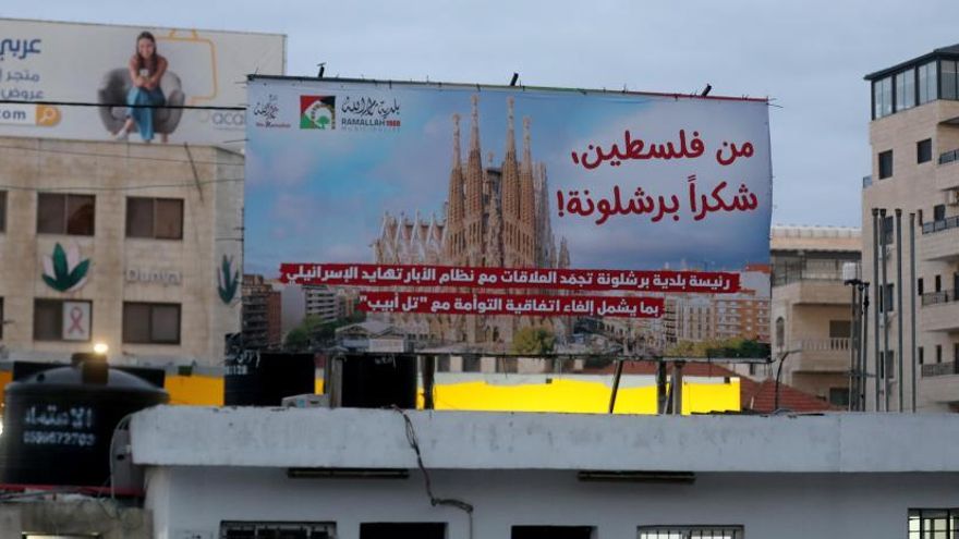 Una valla publicitaria con un mensaje de agradecimiento a Barcelona por romper los vínculos con Tel Aviv se exhibe en Ramala, Cisjordania ALAA BADARNEH / EFE