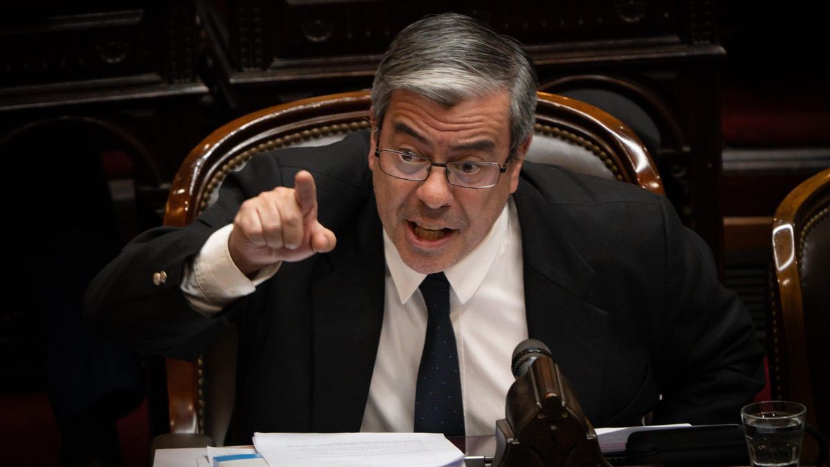El jefe de bloque peronista, Germán Martínez, durante la sesión