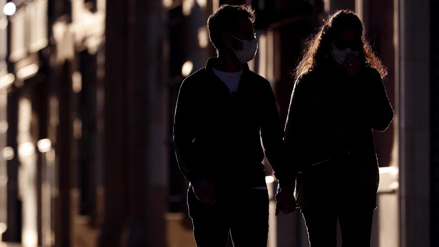 Una pareja cogida de la mano pasea por el centro de Málaga. EFE/Jorge Zapata/Archivo