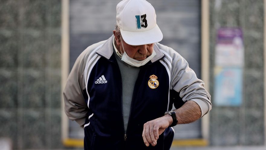Un hombre camina sin mascarilla, a 8 de febrero de 2022, en Madrid (España). El Gobierno aprueba hoy en Consejo de Ministros la obligatoriedad del uso de las mascarillas en exteriores, medida que entrará en vigor el próximo 10 de febrero. Desde Sanidad señalan que dejarán de ser obligatorias ya que los indicadores "van mejorando" y "especialmente" el que habla del nivel de circulación del virus.