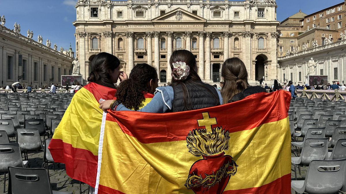 Un grupo de jóvenes en peregrinación por el jubileo en la Plaza De San Pedro del Vaticano, este miércoles