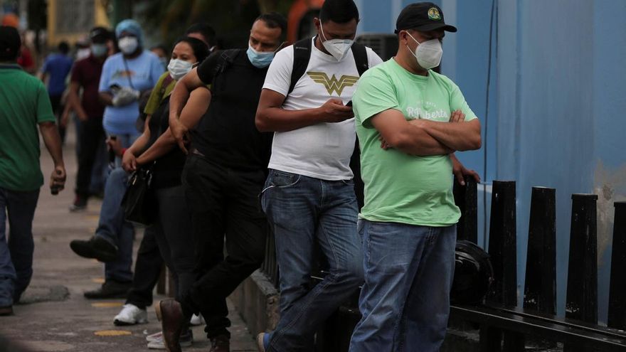 Un grupo de personas hace fila para ser atendido en el Instituto Hondureños de Seguridad Social (IHSS) en la zona de triaje para COVID-19 en Tegucigalpa.