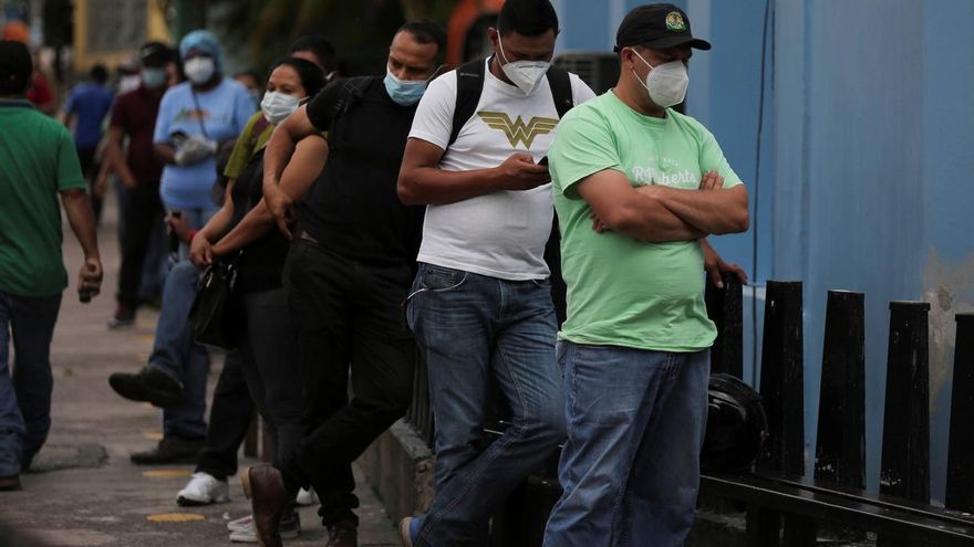 Un grupo de personas hace fila para ser atendido en el Instituto Hondureños de Seguridad Social (IHSS) en la zona de triaje para COVID-19 en Tegucigalpa.