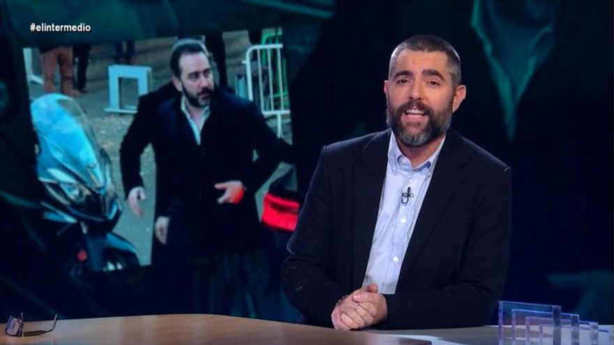'El Intermedio', tras ver a Aldama llegar al Supremo junto al líder de Desokupa: "Le falta John Cobra"