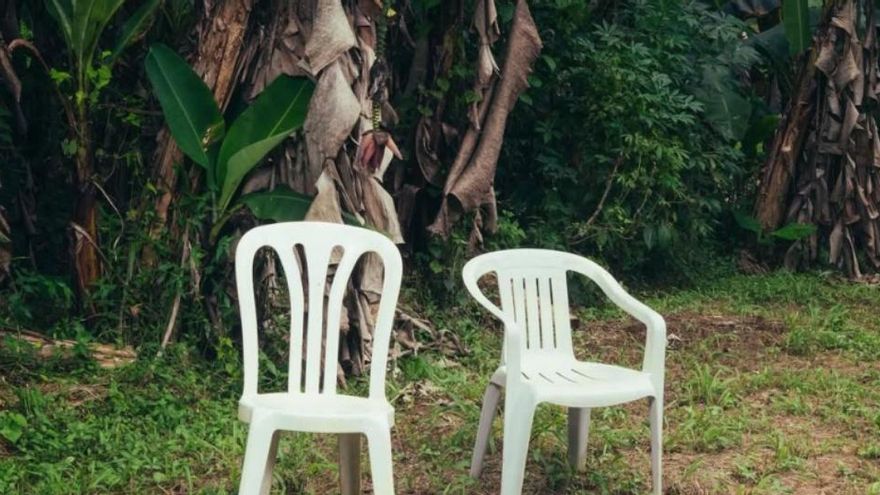 Sillas de plástico y mareas blancas