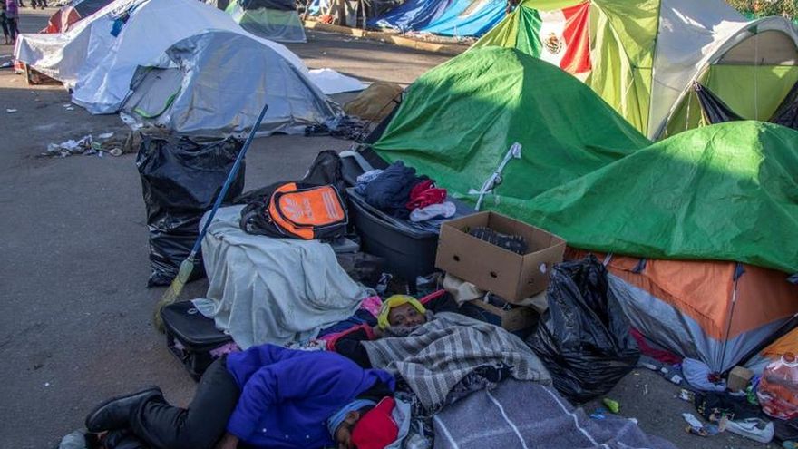 Dormir demasiado, poco o con interrupciones aumenta el riego de alzhéimer entre los latinos en Estados Unidos, según un estudio divulgado este miércoles por la Universidad de Miami (UM) que siguió durante siete años a más de 5.000 de estos pacientes en esta ciudad y en Chicago, Nueva York y San Diego..