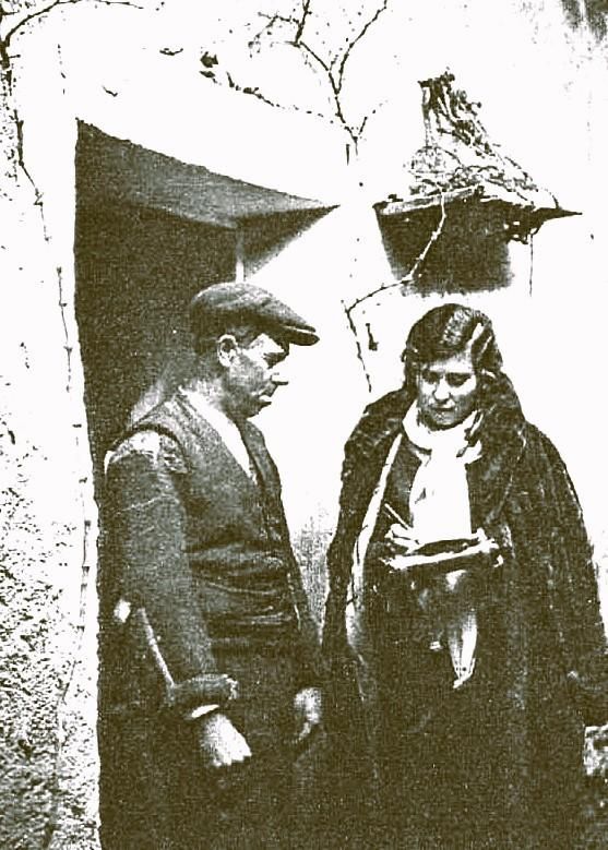 Concha Criado atendiendo a un paciente en la puerta de su casa, en Carcelén (Albacete)