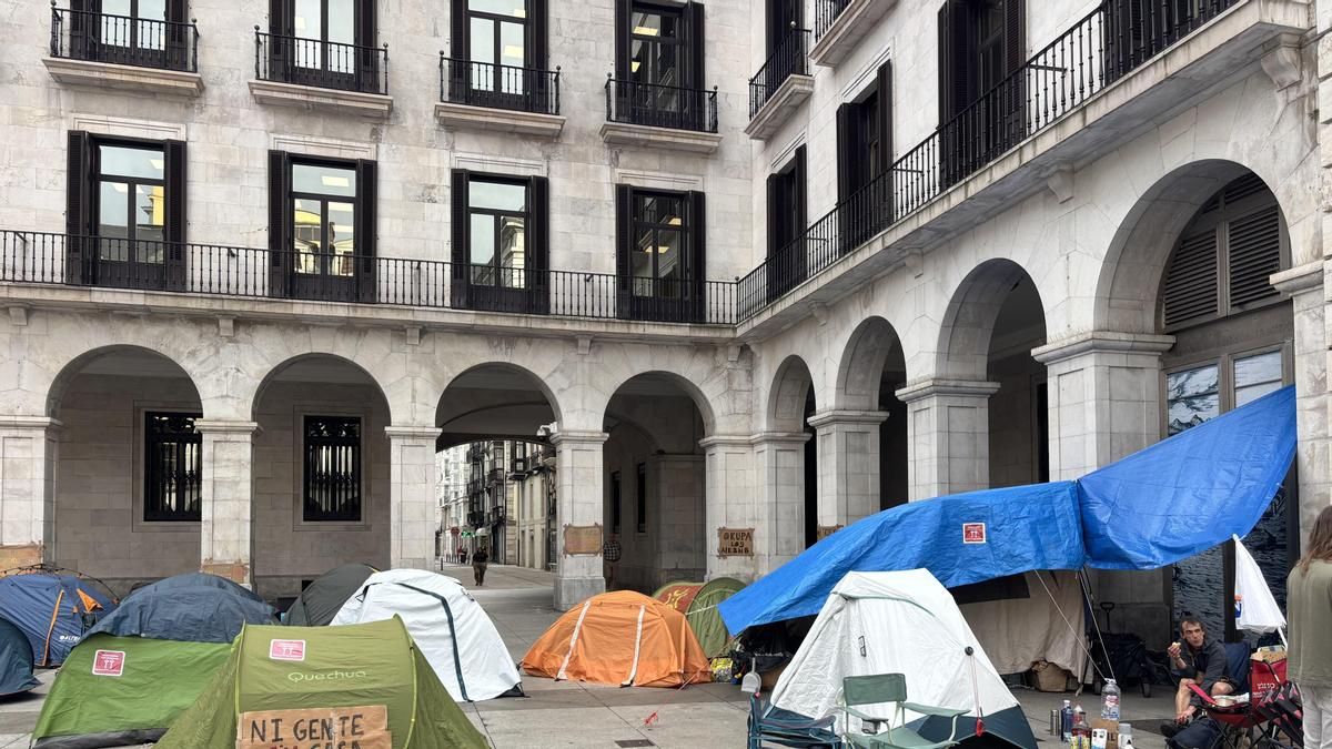 Acampada en la plaza Porticada de Santander por una vivienda digna.