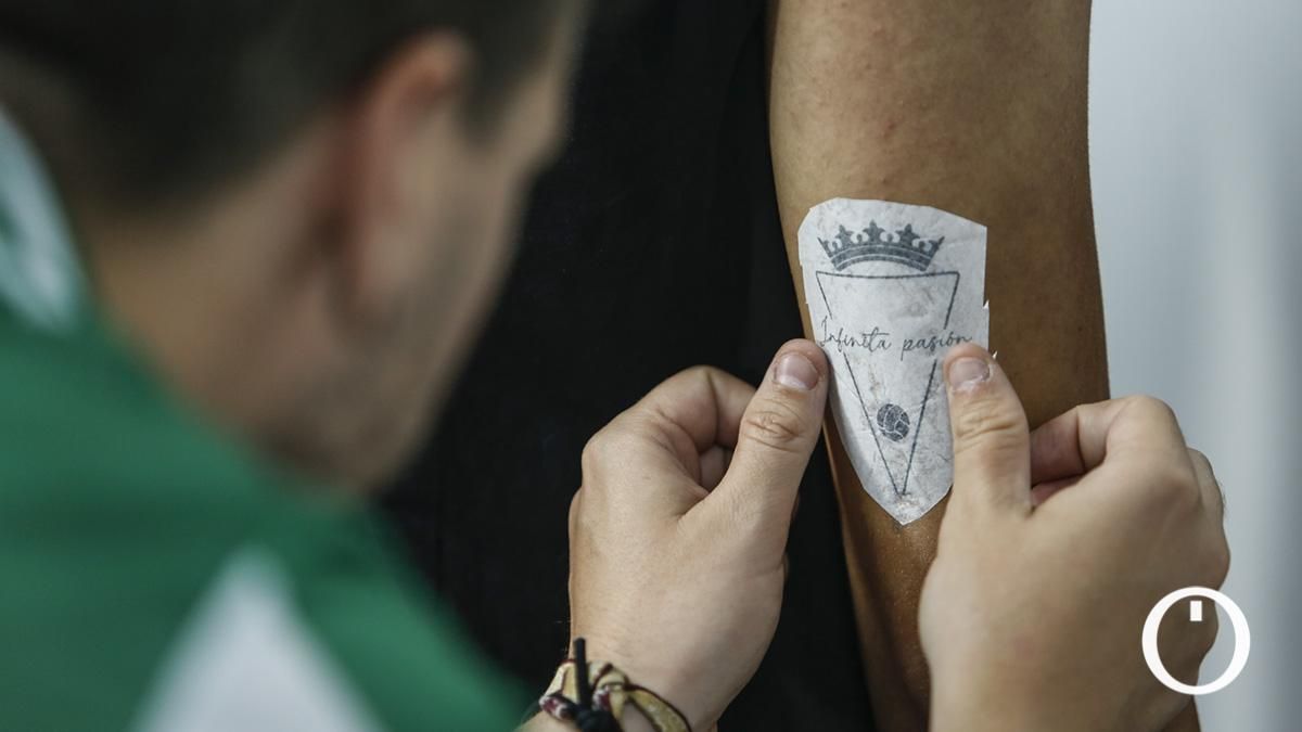 Iniciativa benéfica de un cordobesista que tatúa el escudo del Córdoba CF