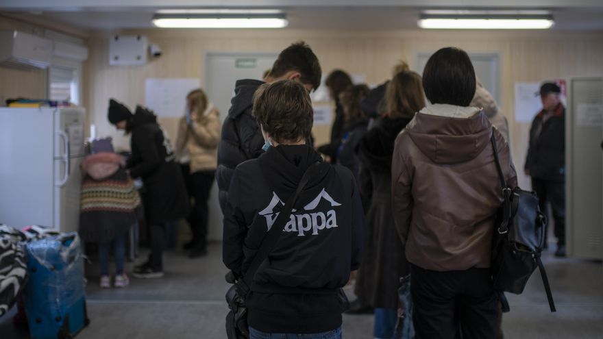 Un conjunto de personas en el aeropuerto de Suceava, a 3 de marzo de 2022, en Suceava (Rumanía).