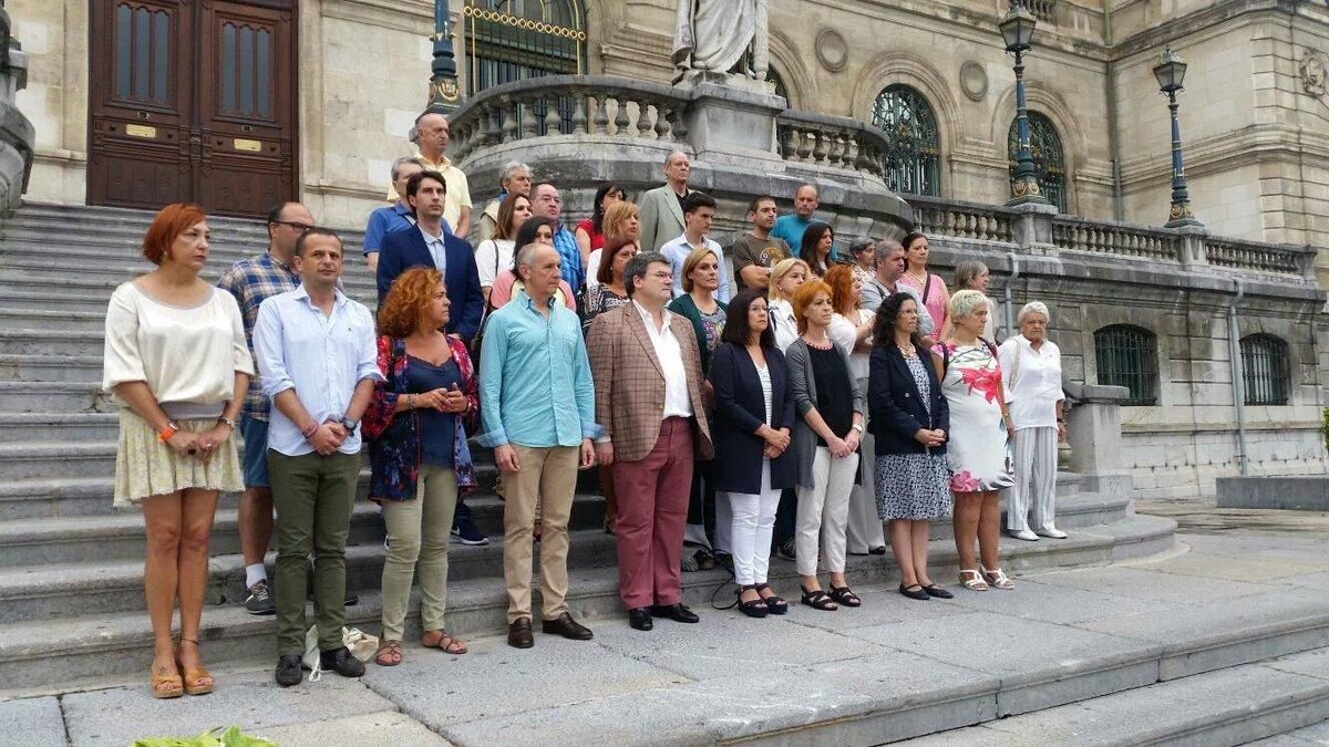 Concentración de repulsa ante el Ayuntamiento de Bilbao por la última víctima de violencia de género.