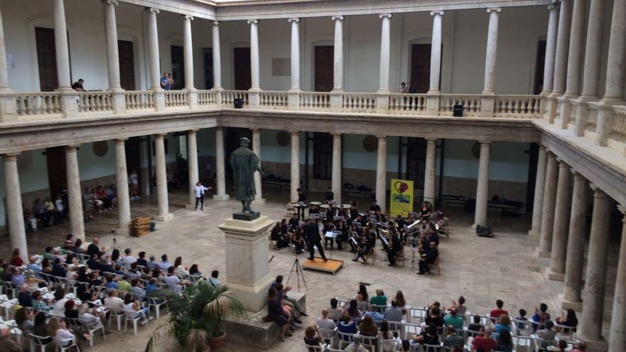 La Banda “Música Jove” de Benimaclet-València durante un concierto en La Nau