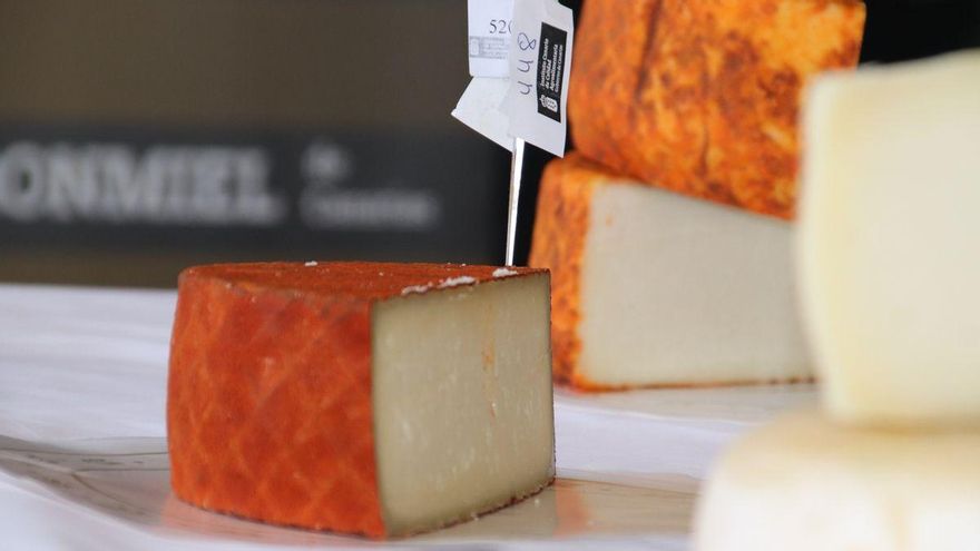 Un queso de cabra curado de Canarias, considerado el mejor de toda España