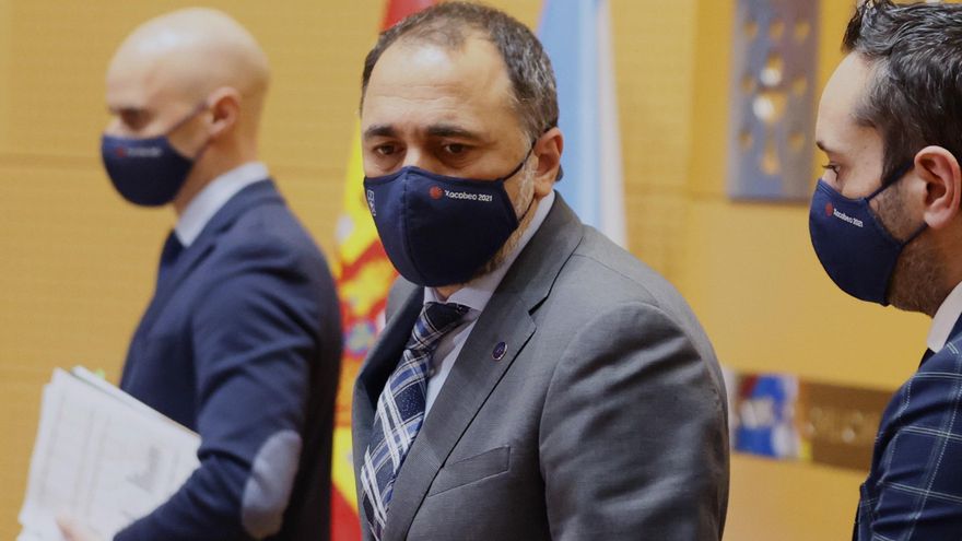El conselleiro de Sanidad, Julio García Comesaña (c), durante la rueda de prensa celebrada, este miércoles, tras reunión del comité clínico en Santiago de Compostela. EFE7Lavandeira jr