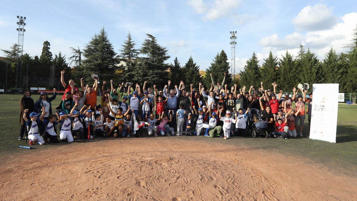 Foto de grupo de los participantes y las autoridades presentes en la jornada.