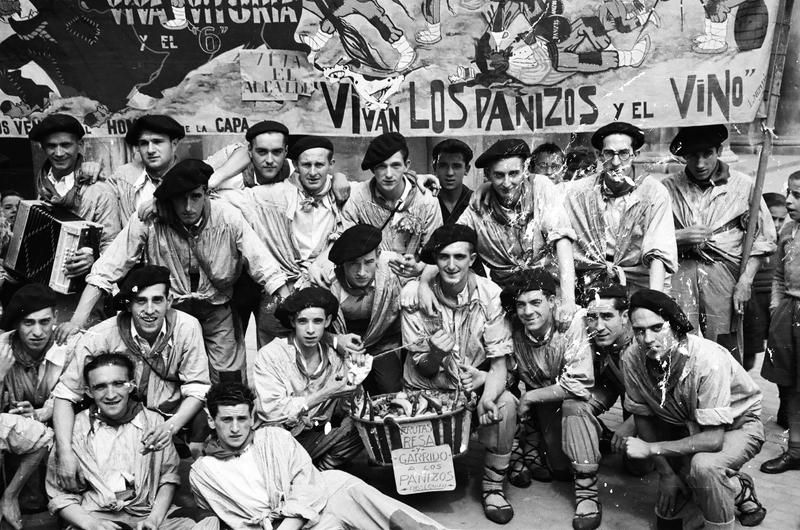 Cuadrilla Los Panizos, bajo la hornacina de la Virgen Blanca en 1943