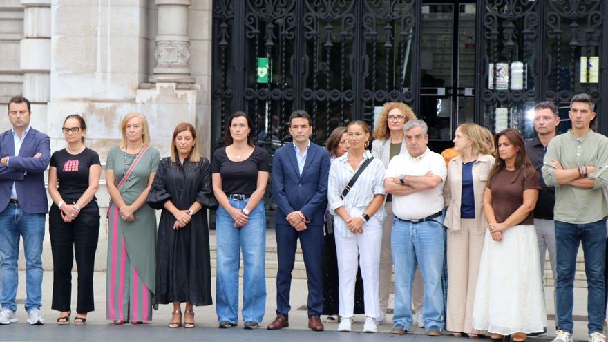 En el centro de la imagen, la presidenta de Cantabria, María José Sáez de Buruaga; la alcaldesa de Santander, Gema Igual, y el delegado del Gobierno, Pedro Casares, junto a otros representantes políticos.