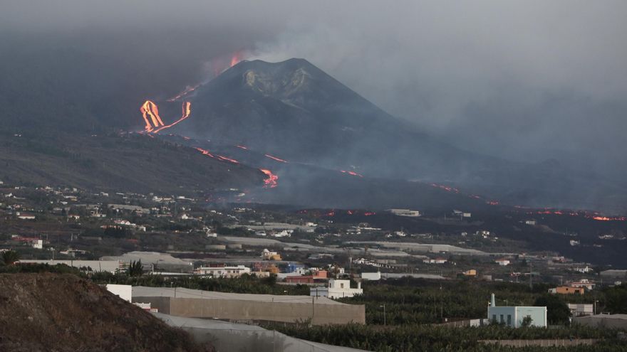 VÍDEO | Cuando tu casa se queda a los pies del muro de lava: así avanzan las coladas este martes en La Palma