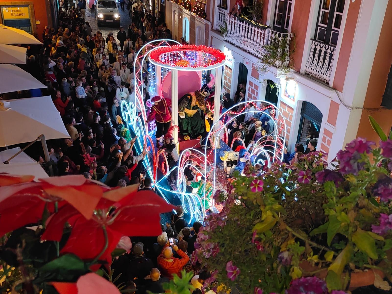 La cabalgata de Santa Cruz de La Palma a su paso por la calle Pérez de Brito. JOSÉ AYUT
