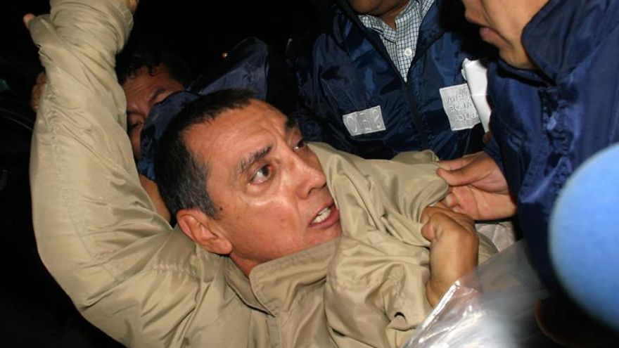 Fotografía de archivo del 21 de junio de 2007 en la que aparece el ex gobernador del estado mexicano de Quintana Roo Mario Villanueva mientras es trasladado del penal de alta seguridad del municipio de Almoloya de Juárez al Reclusorio Norte de Ciudad de México (México).