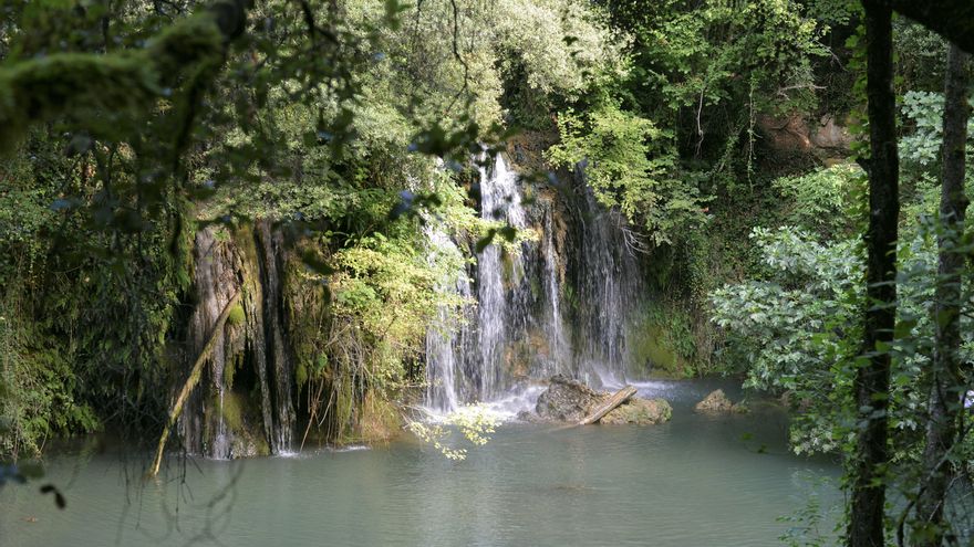 El pueblo medieval de Catalunya con una cascada escondida en plena montaña y que fue protagonista de una película