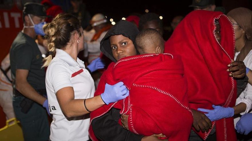 Llegan a Motril en buen estado las 38 personas rescatadas en Alborán