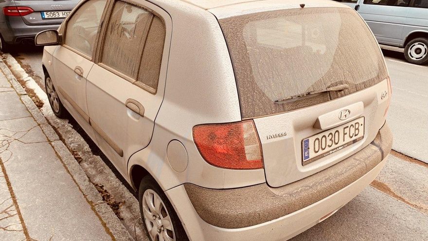Un coche, cubierto por el polvo, en Vitoria