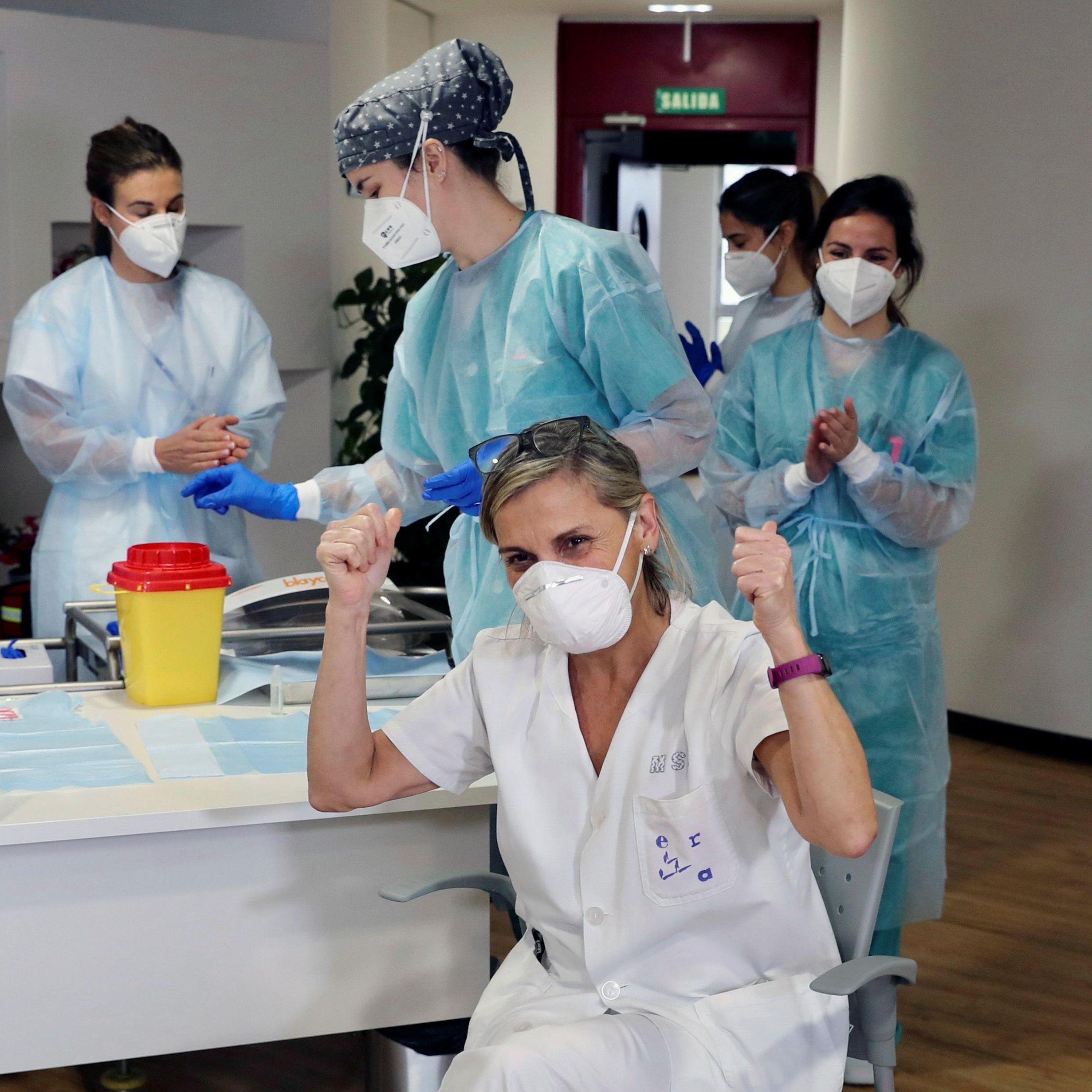 Socorro Mancebo, técnico auxiliar de cuidados y la primera profesional sociosanitaria que se ha vacunado en Asturias.