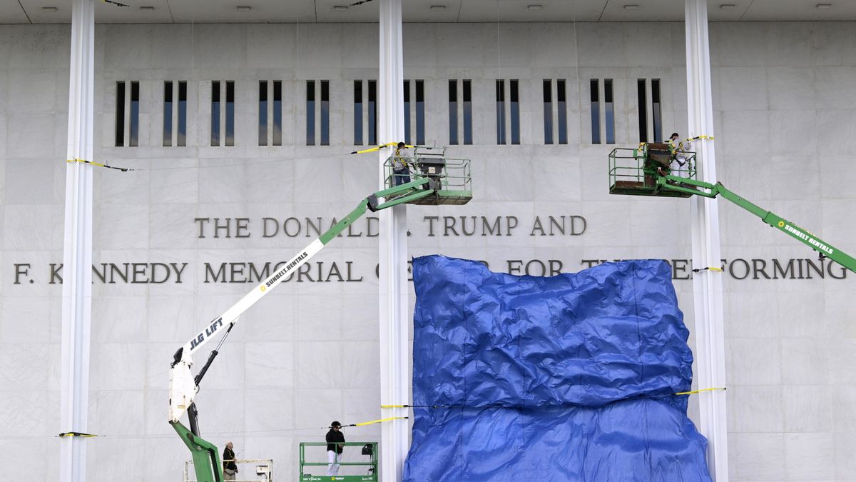 Un juez prohíbe a Trump rebautizar con su nombre el Kennedy Center de Washington