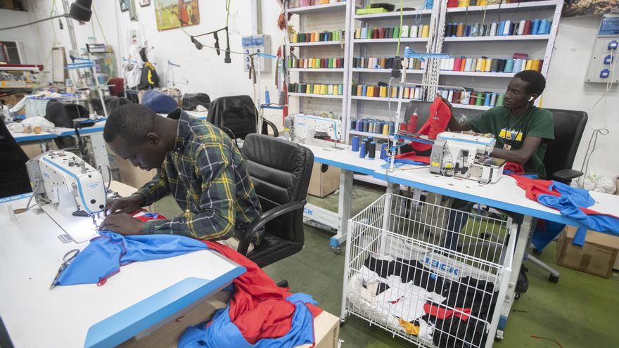 Los manteros denuncian con sus propias camisetas blaugranas el drama de migración forzada