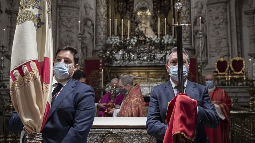 Espadas lleva el acero del rey santo y el concejal José Luis García (PP) sostiene su pendón.