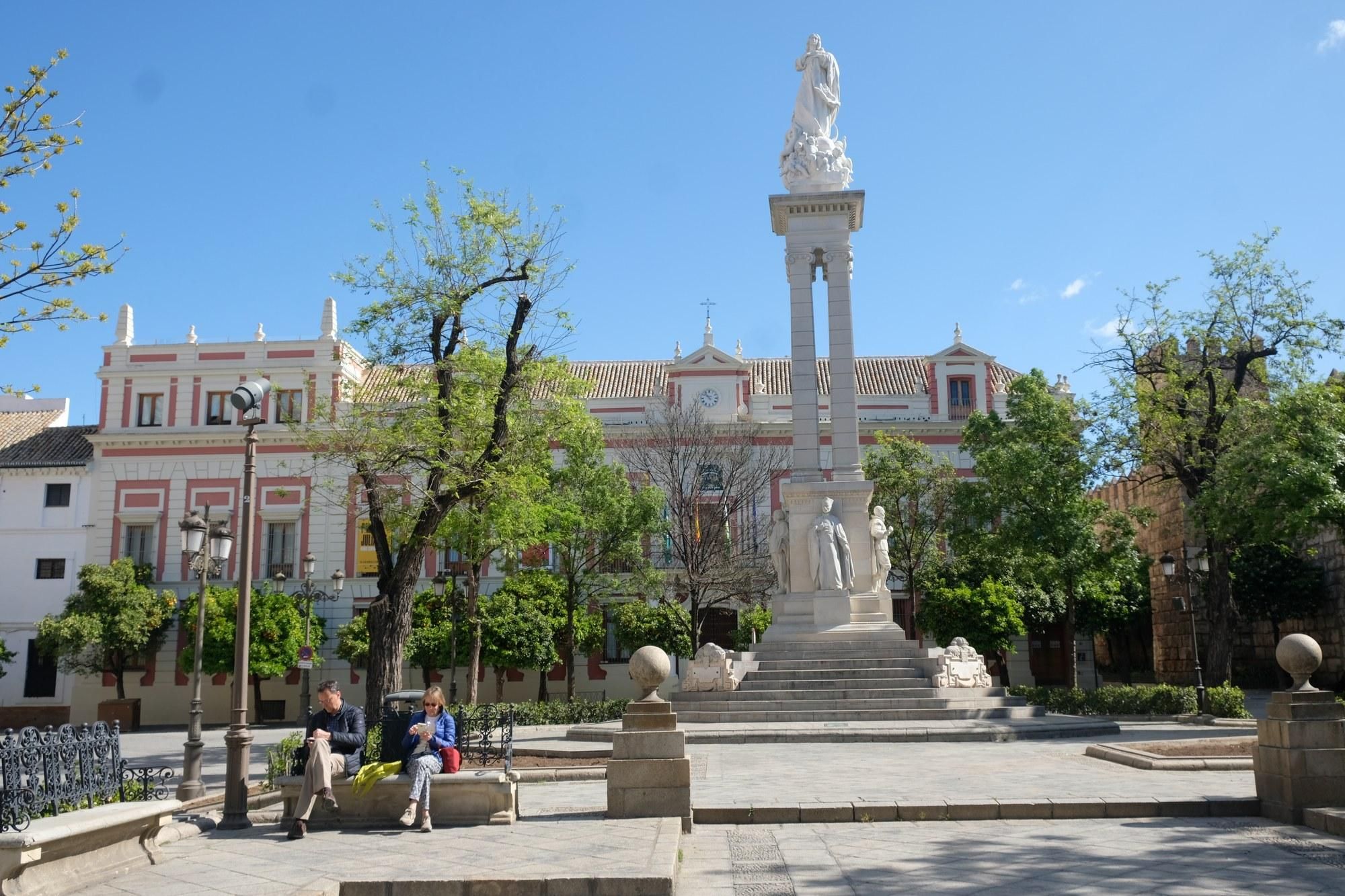 Dos turistas toman el sol en la Plaza de la Inmaculada /Foto: Luis Serrano