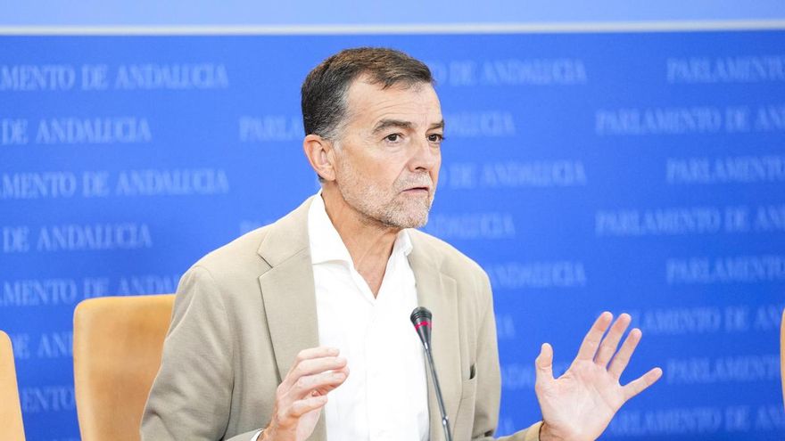 El portavoz del Grupo Parlamentario Por Andalucía, Antonio Maíllo, durante la ronda de ruedas de prensa de portavoces de los grupos parlamentarios en el Parlamento de Andalucía. A 14 de octubre de 2026 en Sevilla (Andalucía, España).