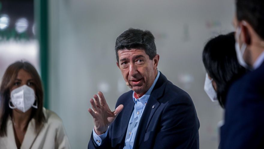 El vicepresidente de la Junta y consejero de Turismo, Regeneración, Justicia y Administración Local, Juan Marín, presenta el proyecto de digitalización y sensibilización de pymes,  en la Sala Andalucía, durante el segundo día de la 42ª edición de la Feria