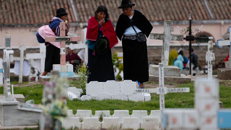 Ecuatorianos llenan los cementerios de flores, comida y música para honrar a sus muertos