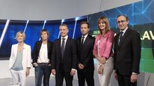 Los candidatos y candidatas a lehendakari posan junto al periodista Xabier G. Ramsden, antes del debate. /Foto ETB