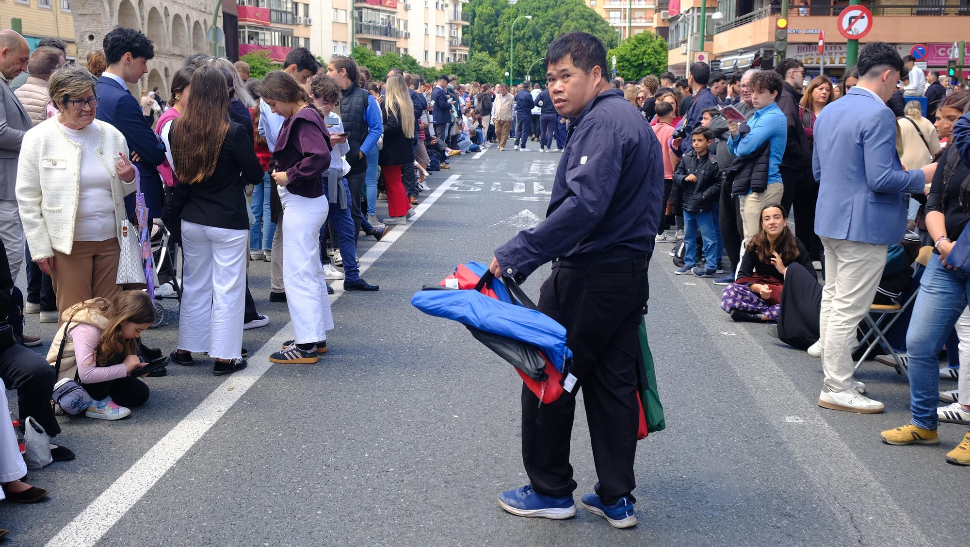 Vendedor de sillas para amenizar la espera