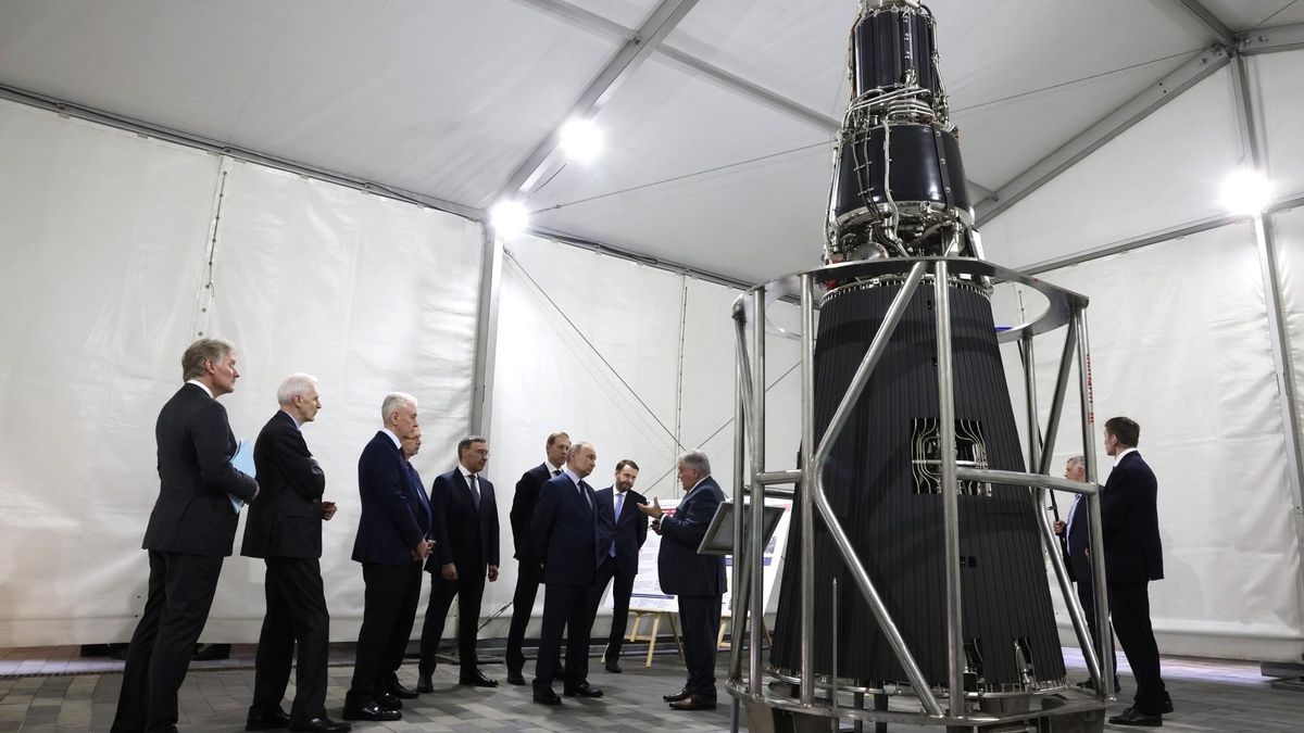 El presidente del Instituto Kurchatov, del Centro Nacional de Investigación, informa a Vladímir Putin sobre el desarrollo de generadores de energía nuclear y su aplicación en el espacio.