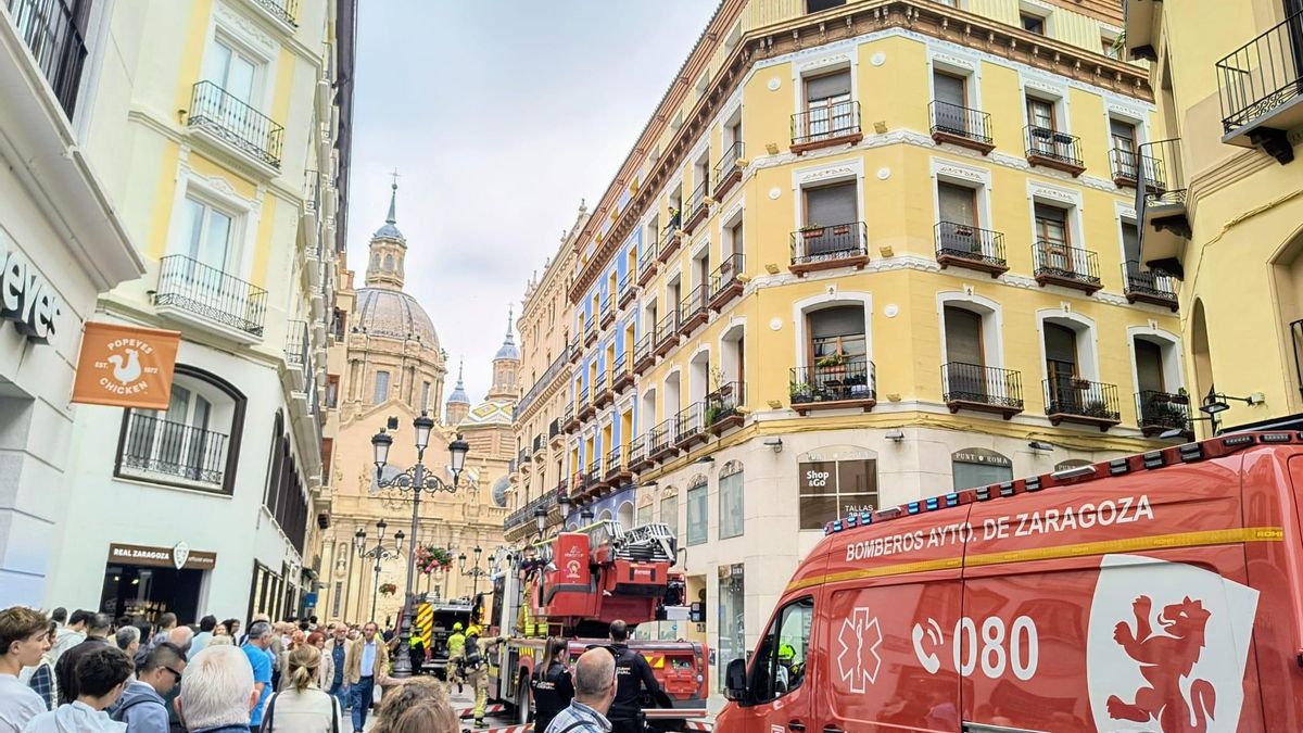 Bomberos en calle Alfonso justo cuando llega la manifestación del 1 de mayo.